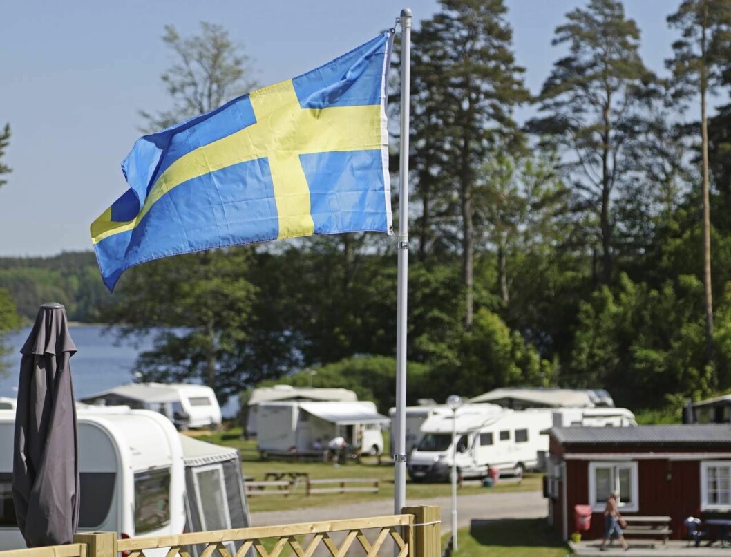 Slå upp tältet och njut av naturen i sommar. Campingplats med svensk flagga
