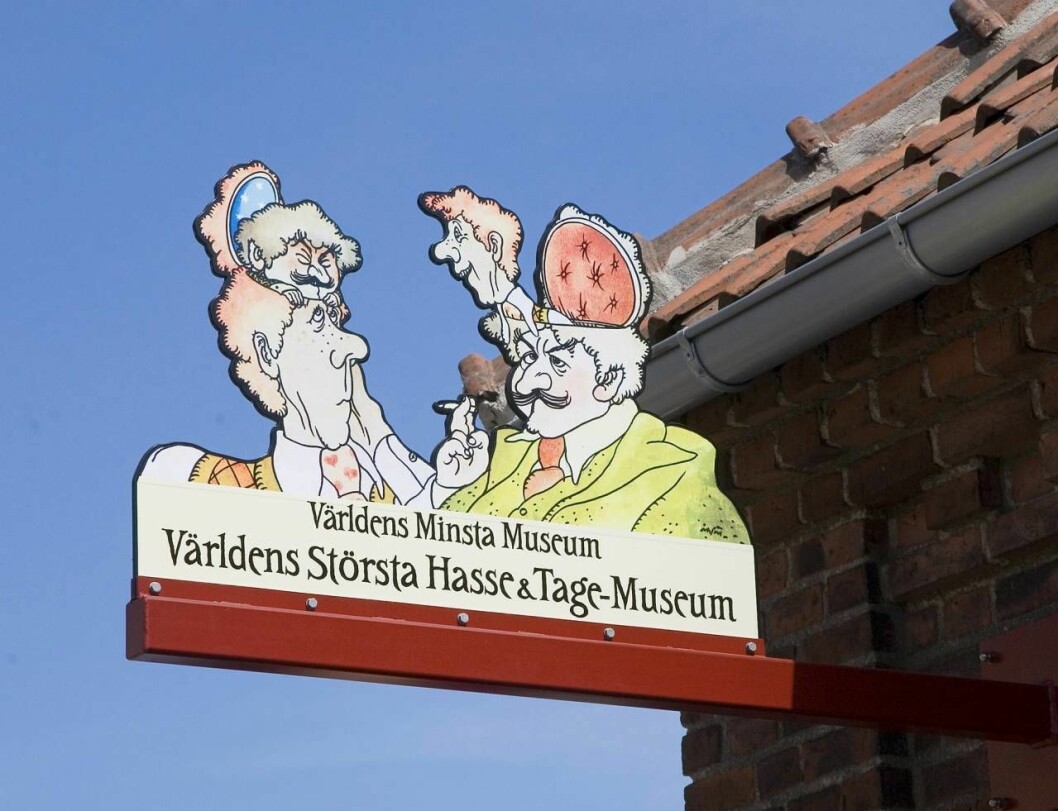 Festlig skylt visar in till Hasse & Tage-museum. Skylt till Hasse och Tage-muséet