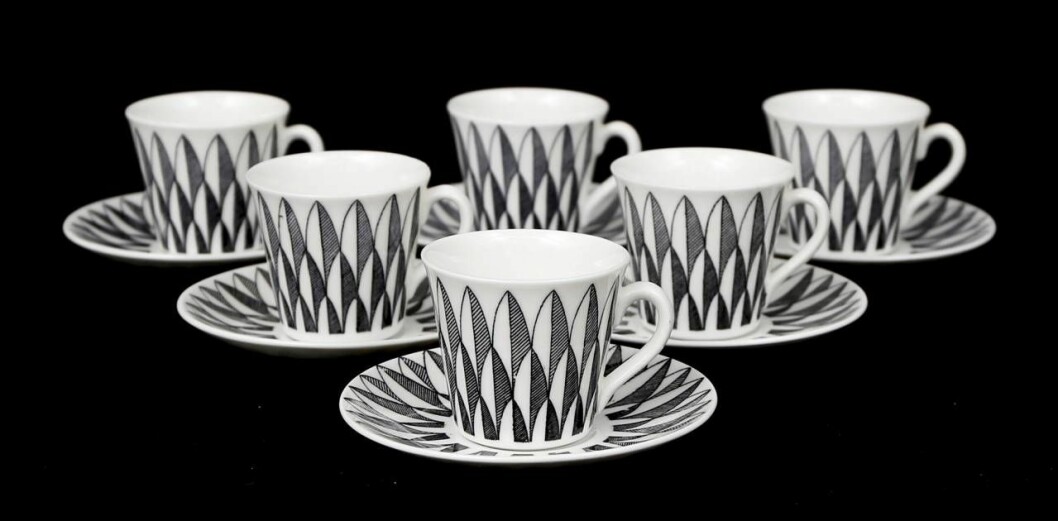 Kaffekoppen med svart dekor kom år 1958 och ingår i servisen Nova av Sven Erik Skawonius. Kaffekoppen med svart dekor kom år 1958 och ingår i servisen Nova av Sven Erik Skawonius.