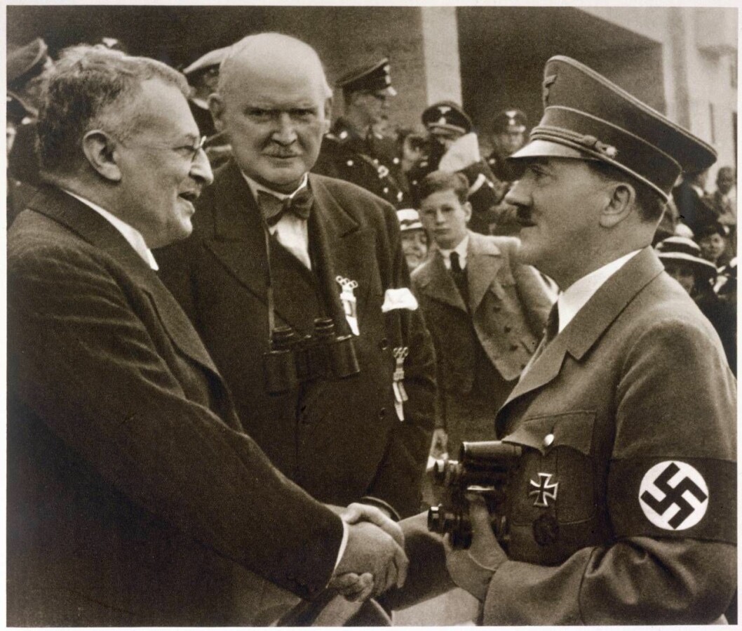 Den svenske upptäcktsresanden Sven Hedin, Hubert von Blüchers gudfar, skakar hand med Adolf Hitler vid OS i Berlin 1936. Foto:TT Sven Hedin och Adolf Hitler