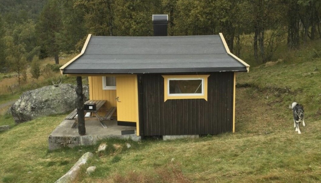 Det var i den här jaktstugan Sven Rune befann sig i när han fick en liten dotter – utan att veta om det. Sven Rune var på jaktresa när hans och Camillas dotter föddes – inte bara på utan även – i toaletten.