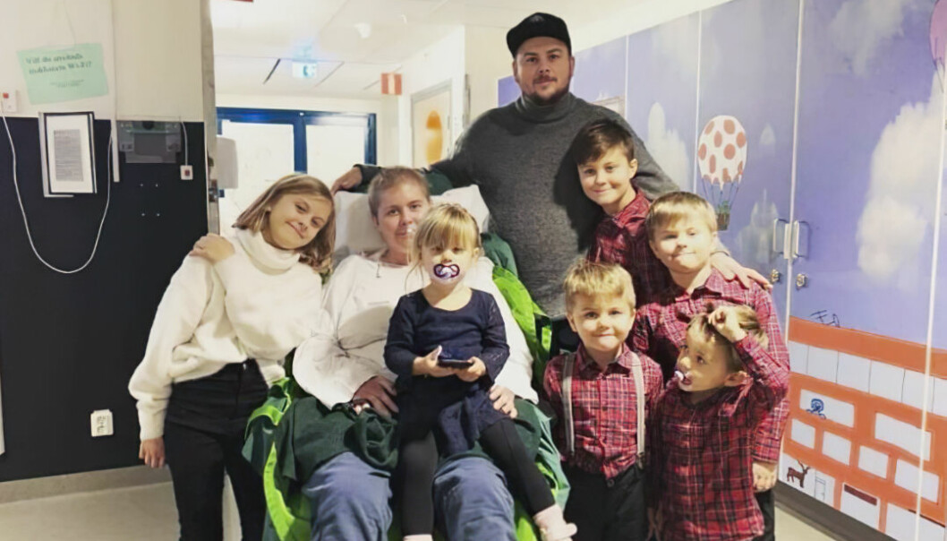 Till slut fick Emma Schols besök av sin familj på sjukhuset. Familjen Schols på sjukhuset efter att Emma – som blir ”årets livräddare” på Svenska hjältar-galan – vaknat från den långa tiden som sövd.
