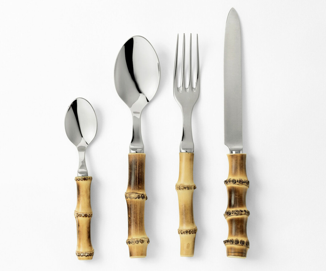 Hett! Bestick med bambuskaft är helt rätt just nu. Hittar du inte några på loppisen så finns <span class=" italic" data-lab-italic_desktop="italic">Bamboo</span> från Firma Svenskt Tenn. Besticken är handgjorda i Frankrike, skaften är av bambu och bladen av rostfritt stål. Pris 360 kr/del. Tesked, matsjed, gaffel och kniv med bambuskaft i serien Bamboo från Svenskt Tenn.