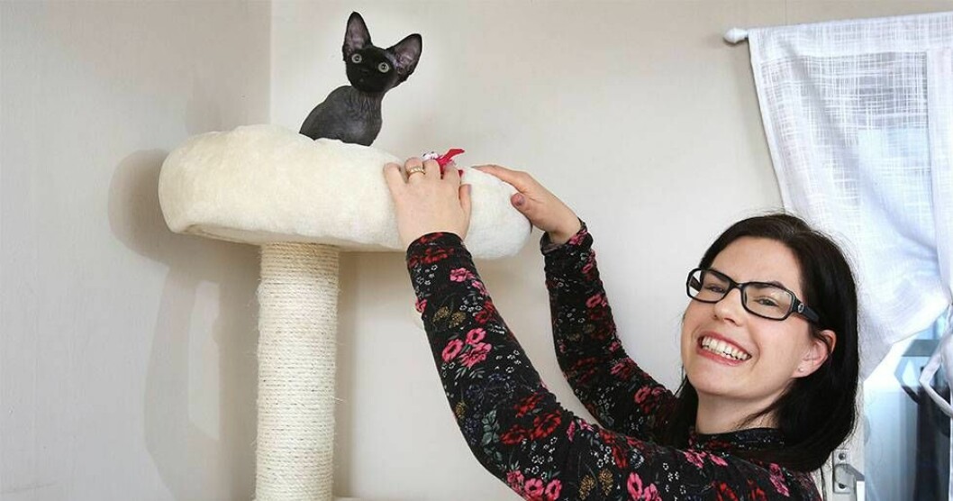 Nu behöver Ida varken tänka på kläder eller kroppsspråk. Här med katten Hemulen. Foto: Stefan Nilsson Nu behöver Ida varken tänka på kläder eller kroppsspråk.