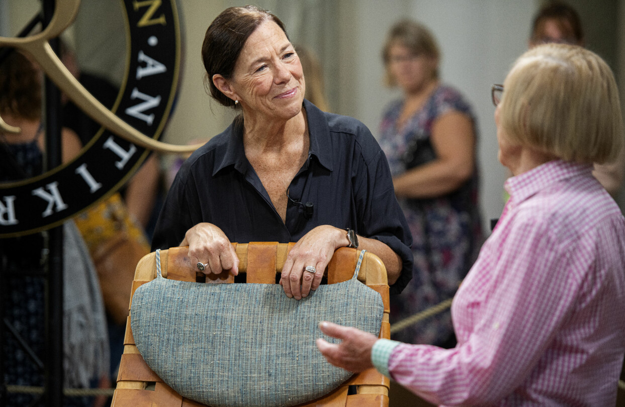 Eva Seeman värderar möbler när <i>Antikrundan</i> stannar till i Nora. Foto: SVT Eva Seeman, expert Antikrundan