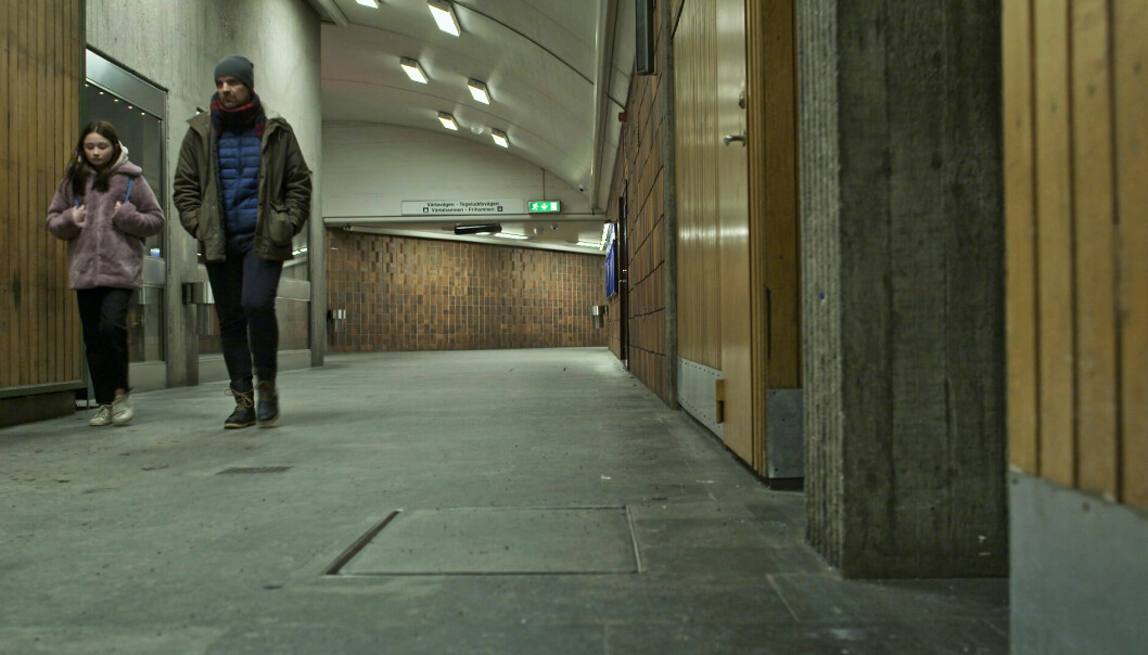I SVT-serien berättar Johanna om hur hon blev övertalad att träffa äldre män som tagit kontakt med henne på nätet. En ung flicka och en man går bredvid varandra i en tunnelbanestation. Bild hämtad ur SVT-serien En kropp till salu.
