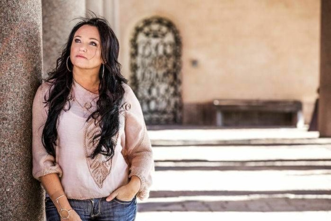 I intervjuserien När livet vänder möter Anja Kontor åtta människor som tagit sig igenom svåra händelser i sina liv. Anja Kontor lutar sig mot en pelare.