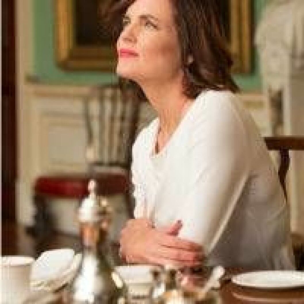 Gruppfoto inför Downton Abbey, sjätte säsongen. Bakre raden: Jim Carter, Michael Fox, Harry Hadden-Paton, Sophie McShera, Lesley Nicol, författaren Julian Fellowes, Brendan Coyle, Hugh Bonneville, Raquel Cassidy, Kevin Doyle.<br>Främre raden: Phyllis Logan, Joanne Froggatt, Michelle Dockery, Maggie Smith, Elizabeth McGovern, Samantha Bond.<p></p><p></p><p></p> verklighetens downton