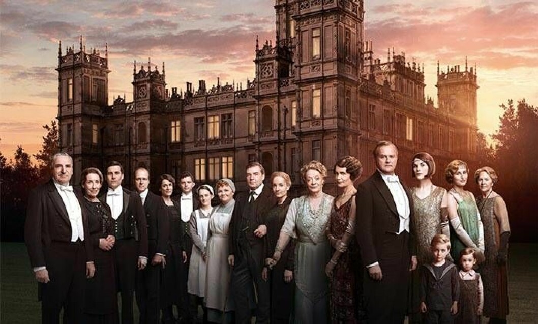 Gruppfoto inför Downton Abbey, sjätte säsongen. Bakre raden: Jim Carter, Michael Fox, Harry Hadden-Paton, Sophie McShera, Lesley Nicol, författaren Julian Fellowes, Brendan Coyle, Hugh Bonneville, Raquel Cassidy, Kevin Doyle.<br>Främre raden: Phyllis Logan, Joanne Froggatt, Michelle Dockery, Maggie Smith, Elizabeth McGovern, Samantha Bond.<p></p><p></p><p></p> downton