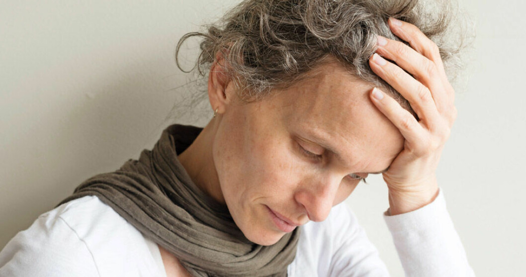 Överaktiv bisköldkörtel ger diffusa symtom. Foto: Shutterstock/IBL Kvinna som tar sig för pannan och ser trött ut.