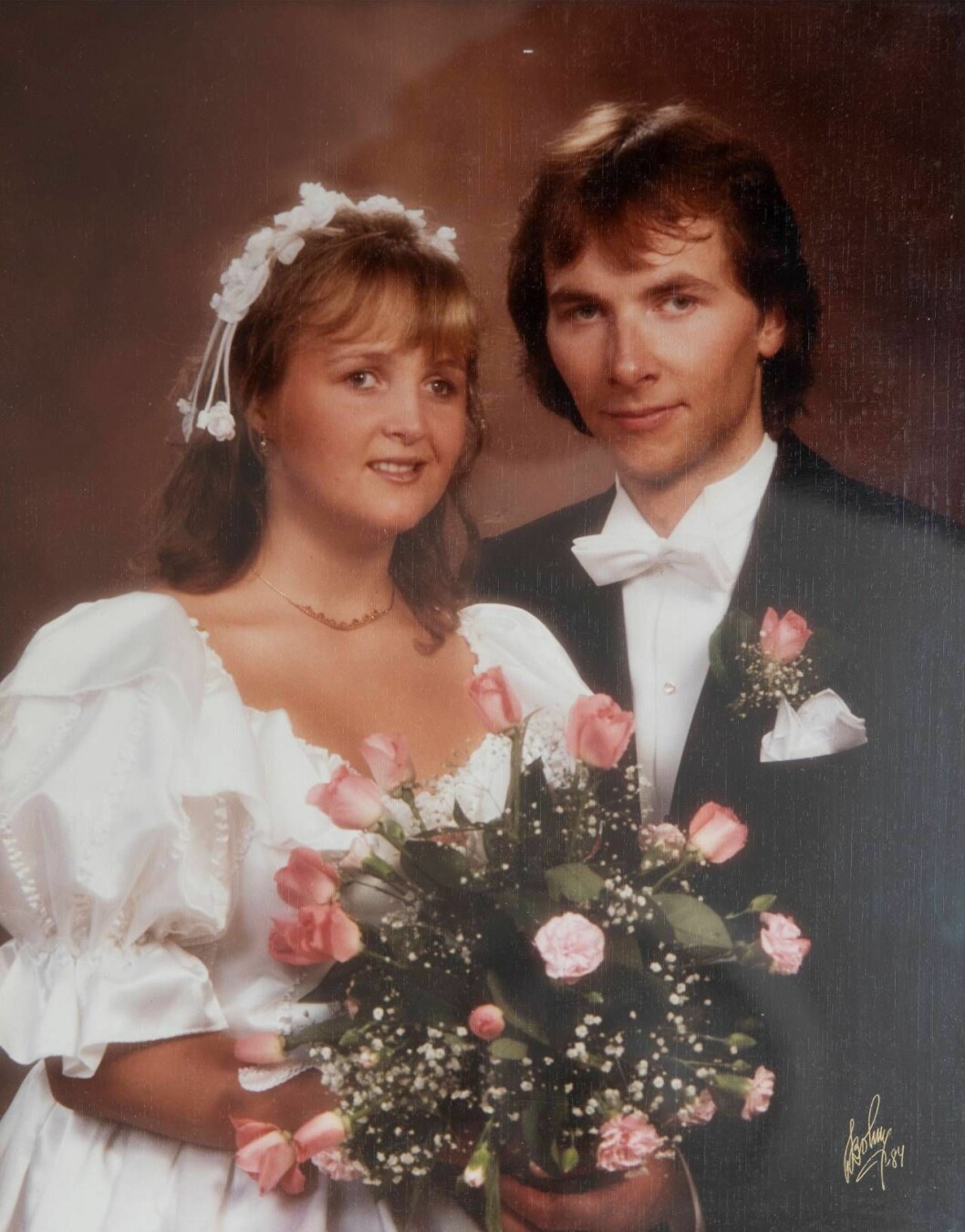 Monicka och Sven träffades under gymnasietiden och har två barn tillsammans. Äldre bröllopsbild på ett ungt par, Monicka och Sven som båda är synskadade.
