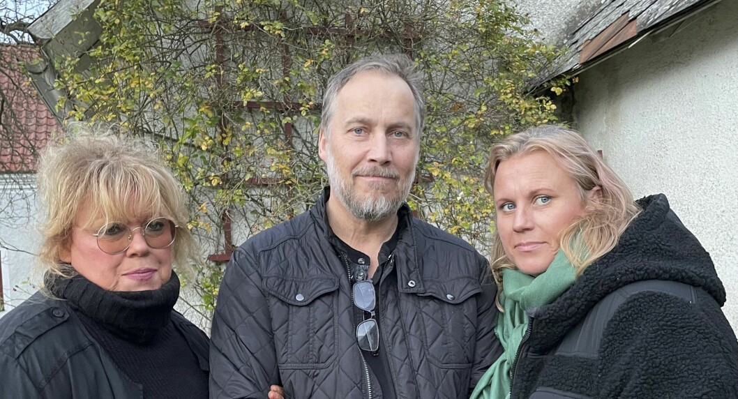 Marie med sina syskon Janne Nilsson och Hanna Hermansson, som betyder mycket för henne. Tillsammans har de också repat för en hyllningsföreställning till sin bortgångne far, Gotlands revykung Allan Nilsson. Marie med syskonen Janne och Hanna vid familjegården på Gotland.