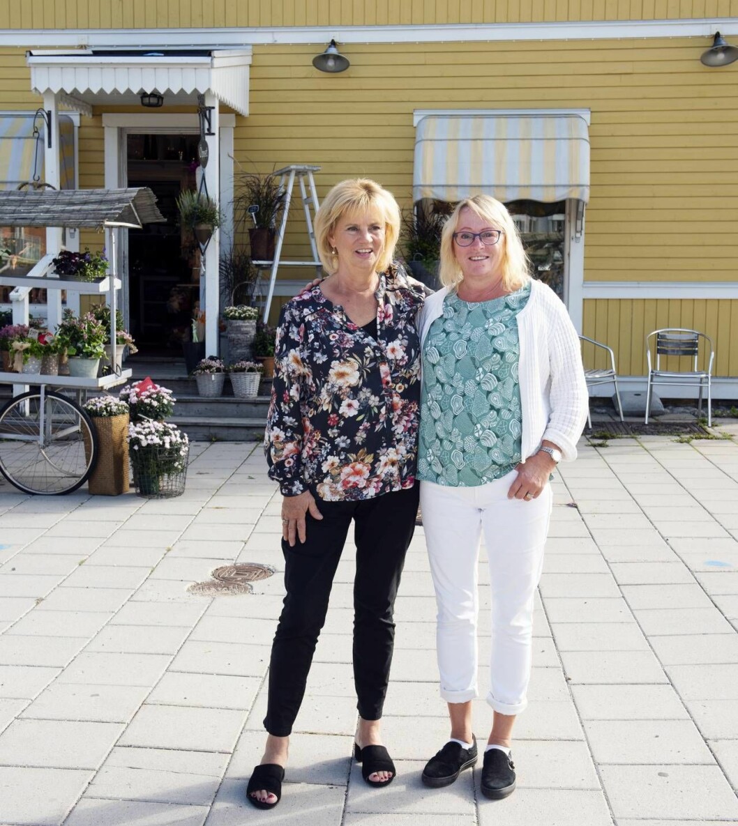 Marianne mötte lillasyster Helen utanför gamla Sybban, sybehörsaffären där deras mamma jobbade. Idag inrymmer huset en blomsteraffär. Foto: Theresia Köhlin. Systrarna kramar om varandra.