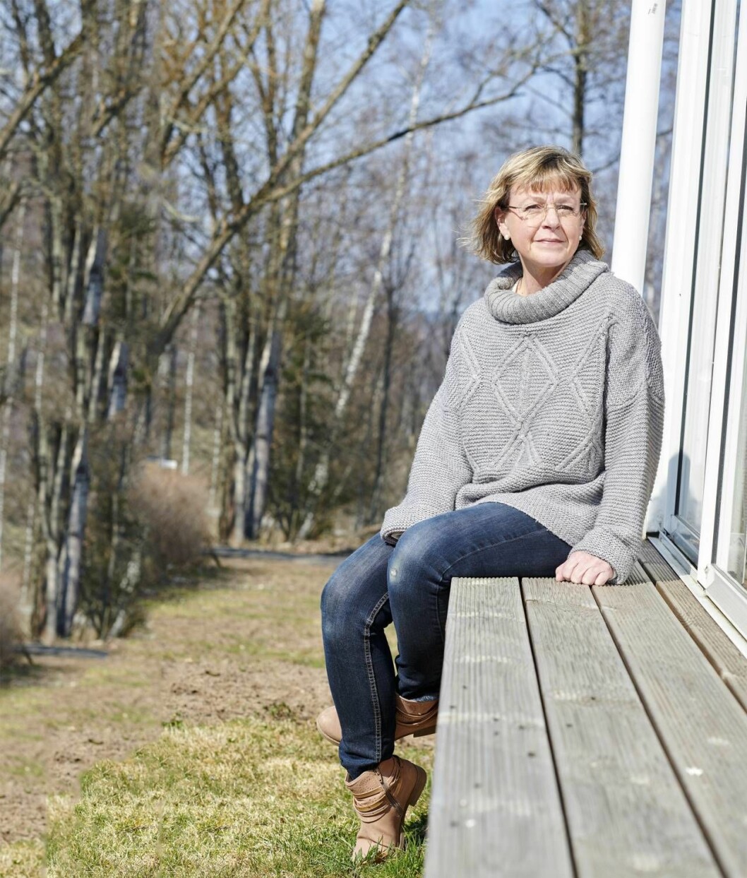 ”När jag tänker på Carola minns jag alla saker vi gjorde tillsammans. Vi hade väldigt roligt ihop och hade samma humor”, säger Sussi. Sussi sitter på en bänk i solen och berättar om sin och systerns sjukdom – cystisk fibros-