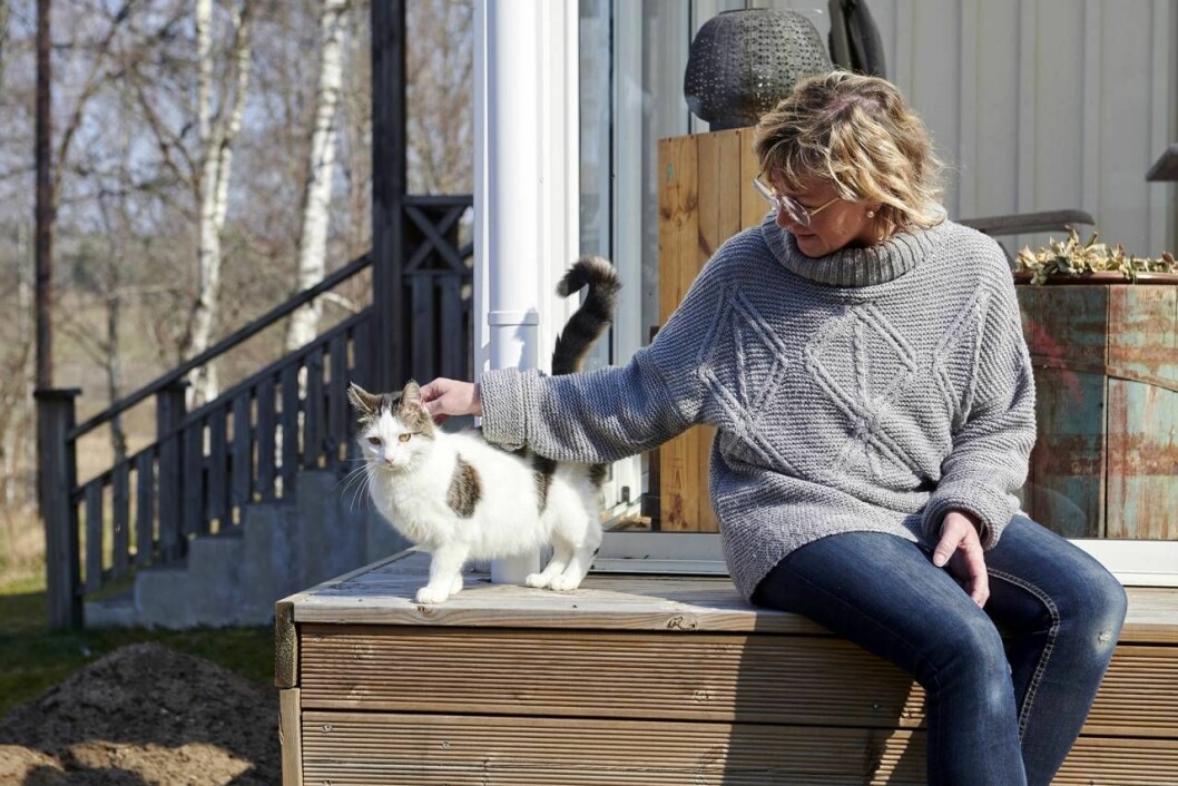 ”Carola var sämre än jag och var periodvis så dålig att hon mer eller mindre bodde på sjukhuset”, säger Sussi här med katten Bollis. Sussi pratar om systern som dog i cystisk fibros och klappar om sin katt Bollis