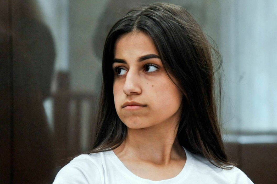 Angelina, 18 år, gick till attack med en hammare. Porträtt av Angelina, som var med och mördade sin pappa.