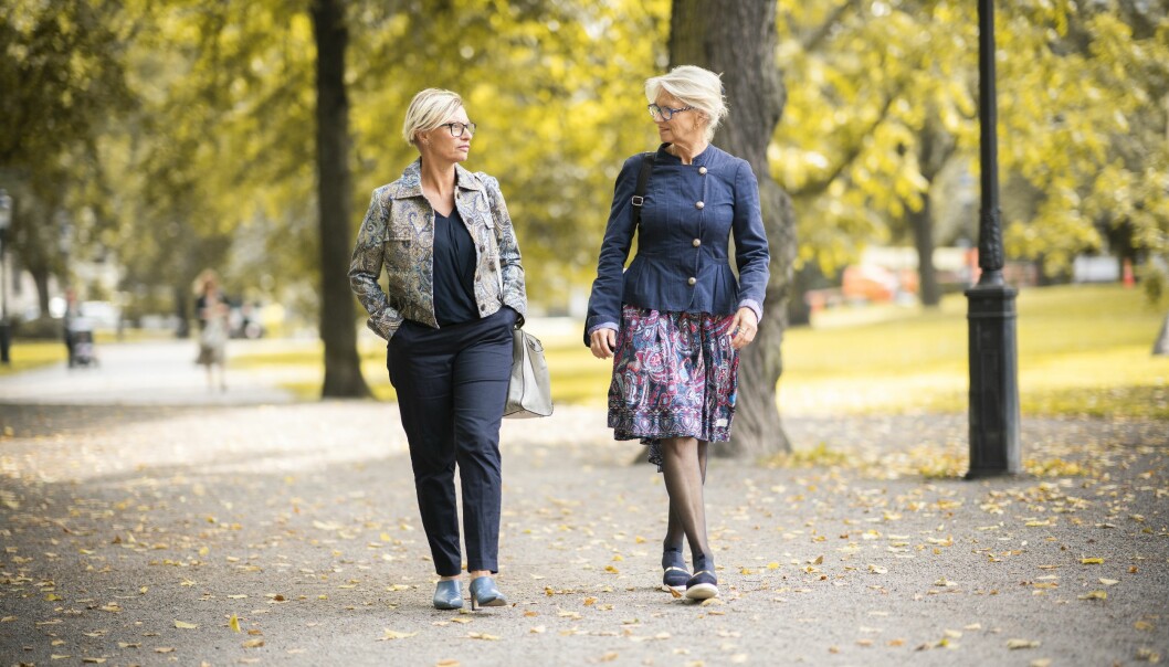 Carina och Lena upptäckte snabbt att de delade ett stort intresse för både resor och mode – intressen som de delar än i dag. Systrarna Carina Kopriwa och Lena Pålsson promenerar i en park i Stockholm.