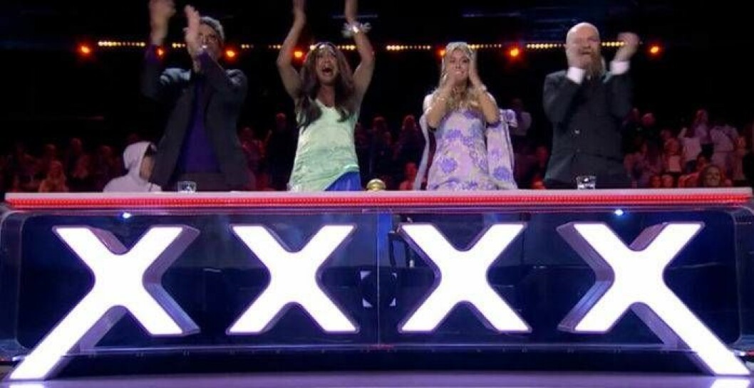 David Batra, LaGaylia Frazier, Bianca Ingrosso och Alexander Bard ger Paula Jivén stående ovationer. Foto: TV4 Talang-juryn ger Paula Jivén stående ovationer