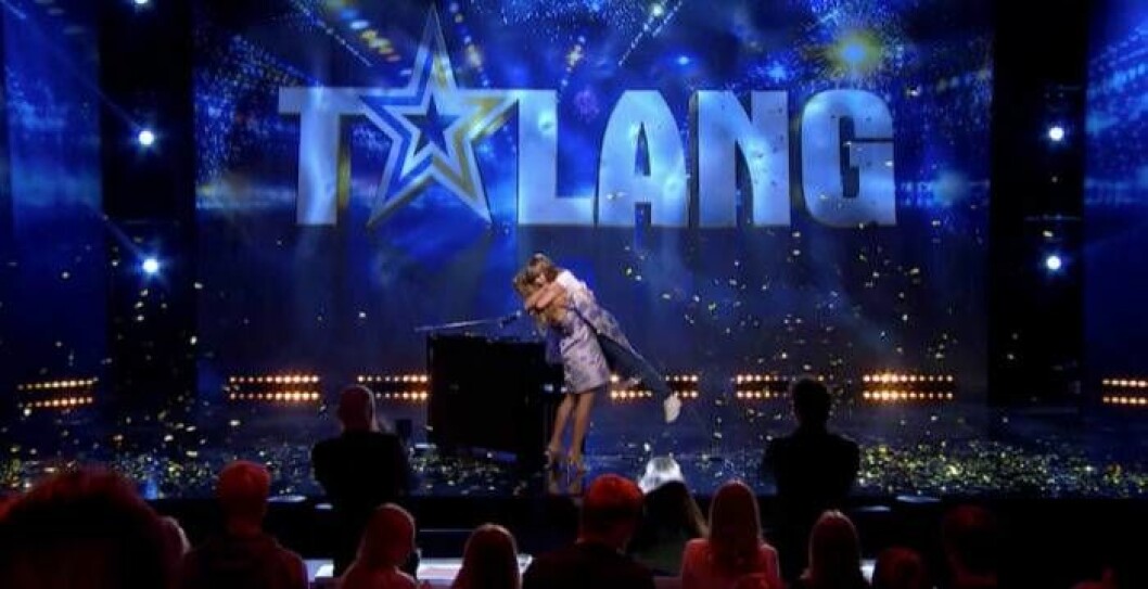 Bianca Ingrosso kramar om Paula Jivén efter att ha skickat henne direkt till final i <em>Talang</em>. Foto: TV4 Bianca Ingrosso kramar om Paula Jivén på Talang-scenen