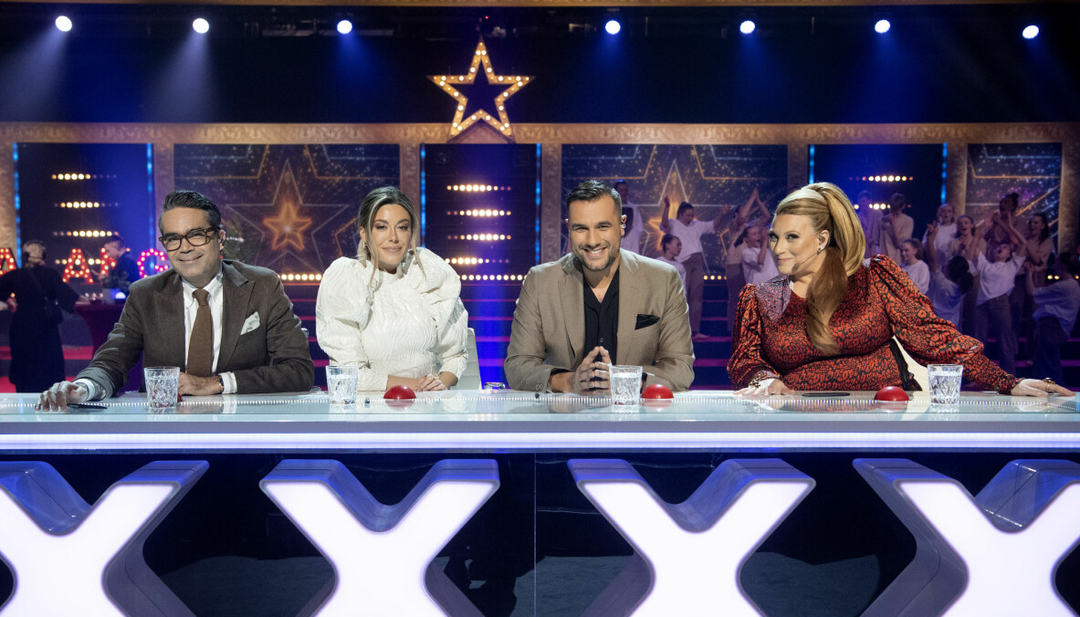 Sarah i Talang-juryn tillsammans med David Batra, Bianca Ingrosso och Edward af Sillén. Talangjuryn på plats med Sarah Dawn Finer längst ut till höger i röd-svart klänning och fin håruppsättning.