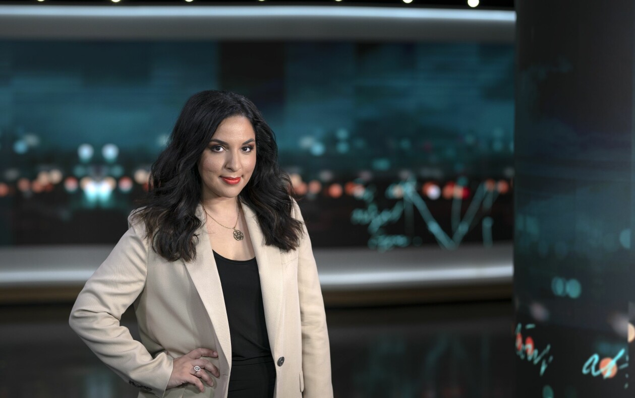 Tara Moshizi i Kulturnyheternas studio. Tara Moshizi i SVT Kulturnyheternas studio, ett av många tv-uppdrag hon har.