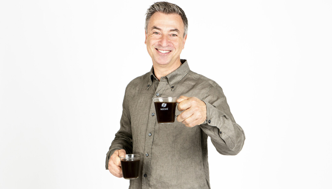 För Tareq är kaffepausen även en chans att stanna upp i vardagen, tillsammans med andra. <br>– Det är en speciell stund på dagen som jag värdesätter och älskar, säger han. Tareq Taylor med två koppar kaffe.