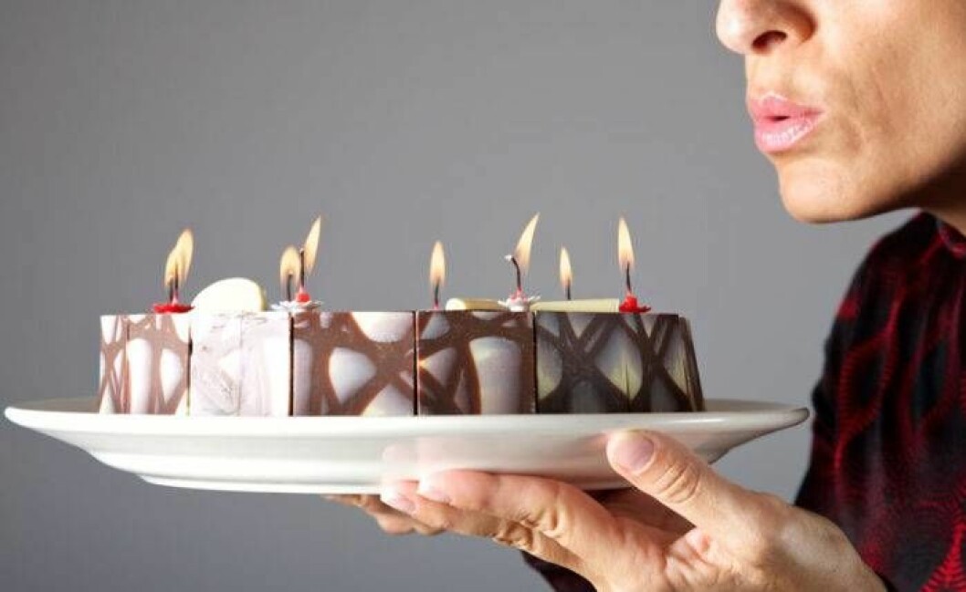Alla blåser vi ut ljusen på tårtan på våra födelsedagar – men har du tänkt på alla bakterier som följer med?