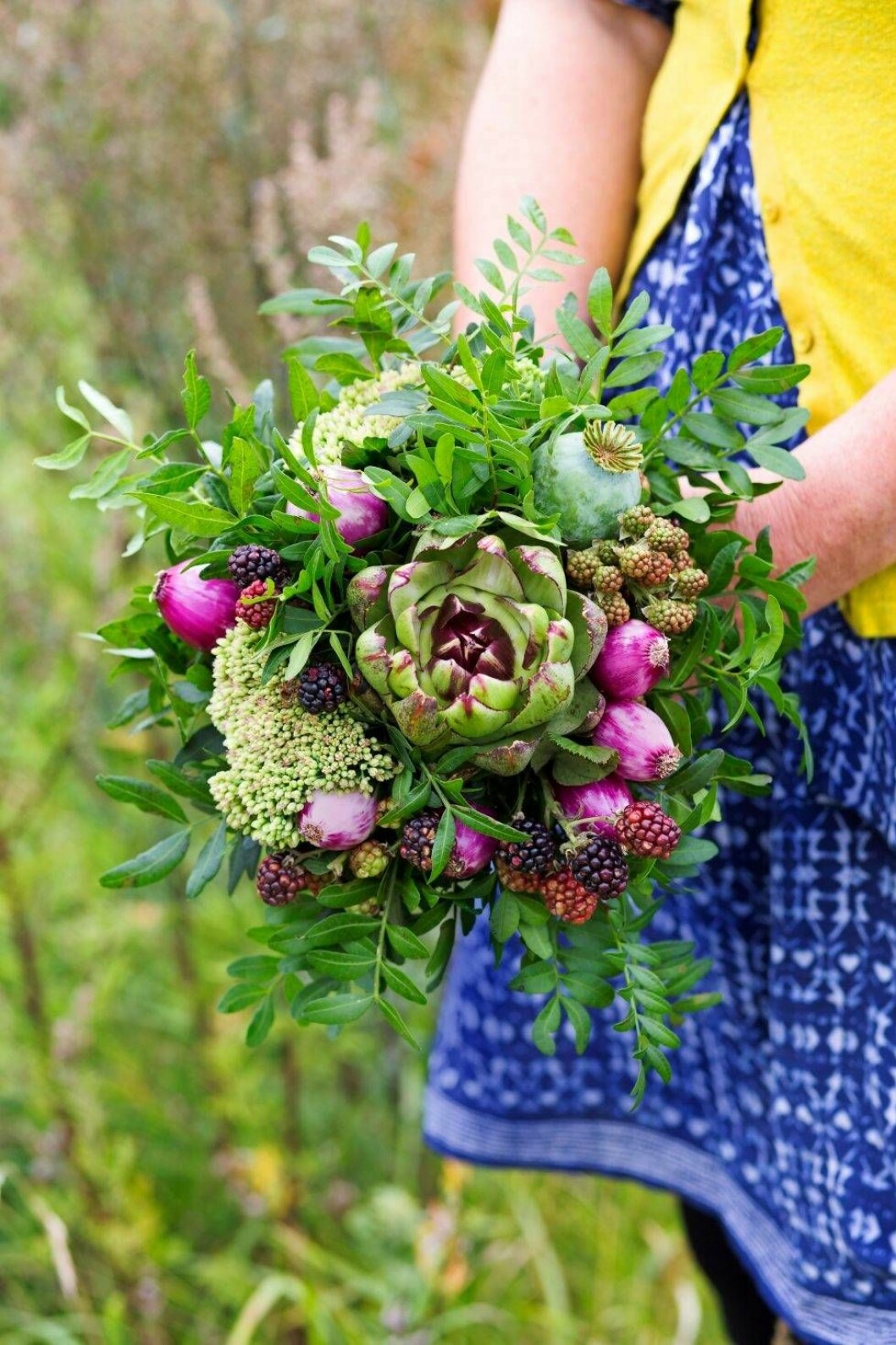 Buketten innehåller bland annat rödlök, kronärtskocka och björnbär. Foto: Pernilla Wästberg Buketten innehåller bland annat rödlök, kronärtskocka och björnbär.