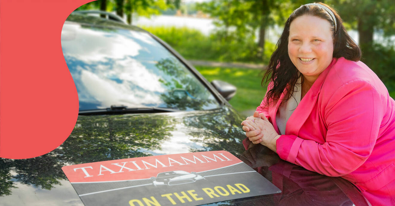 Cathrine står lutad mot sin taxibil som det står Taximammi på motorhuven