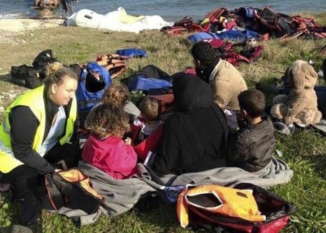 Teresa stöttar nyanlända flyktingar. Foto: Team Sweden Volonteers Teresa pratar med flyktingar på stranden