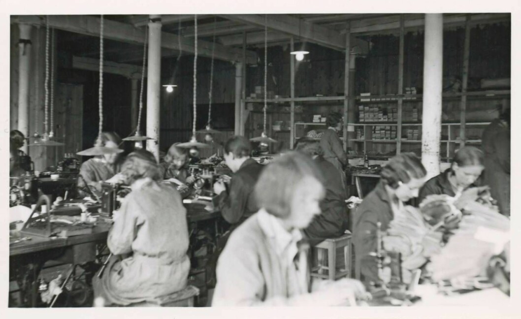 Fram till 1970-talet hade Hanske-Hallén en egen fabrik där handskarna syddes. Hanske-Halléns fabrik med människor som arbetar