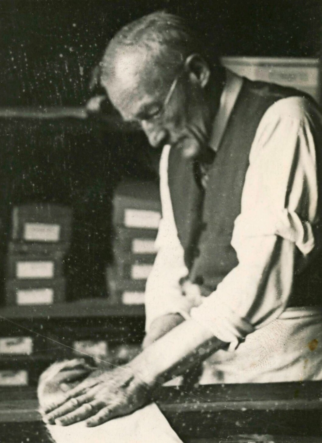 1935: Handskmakaren Alf Hallén skär till skinn till handskar. Handskmakaren Alf Hallén skär till skinn till handskar.