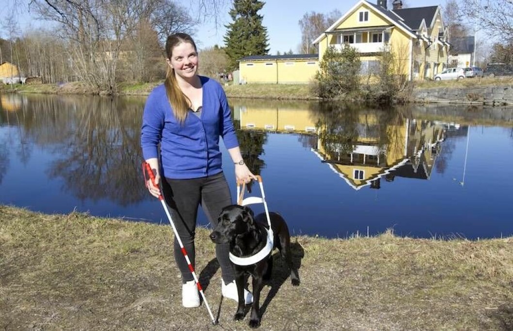 Ledarhunden Hilli är ovärderlig för Teresia och gör det möjligt för henne att ta sig ut utan att krocka med stolpar och cyklister. Teresia har god hjälp av sin ledarhund Hilli när hon är ute och rör sig.