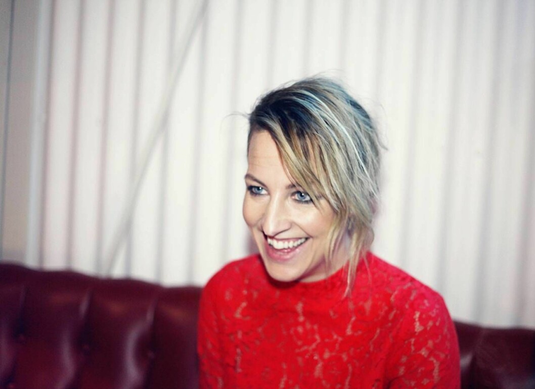 Therese Krupa bloggar dråpliga vardagssituationer ur livet som trebarnsmamma. ”Många säger att det känner sig mer rustade efter att de läst min blogg, någon skrev att det var ett effektivt preventivmedel, haha.” Therese Krupa i röd tröja.