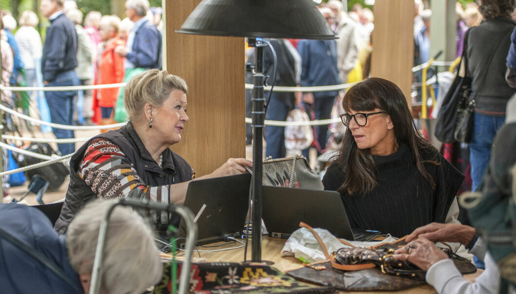 ”Vad tror du om den här?” Anette Granlund räcker över en väska till Malin Sveholm för fler synpunkter. Båda är textilexperter, men med olika inriktning. Anette är specialiserad på mattor och allmoge och Malin på mode och vintage. Foto: Erik Karlsson Textilexperterna Anette Granlund och Malin Sveholm diskuterar en väska i Antikrundan.