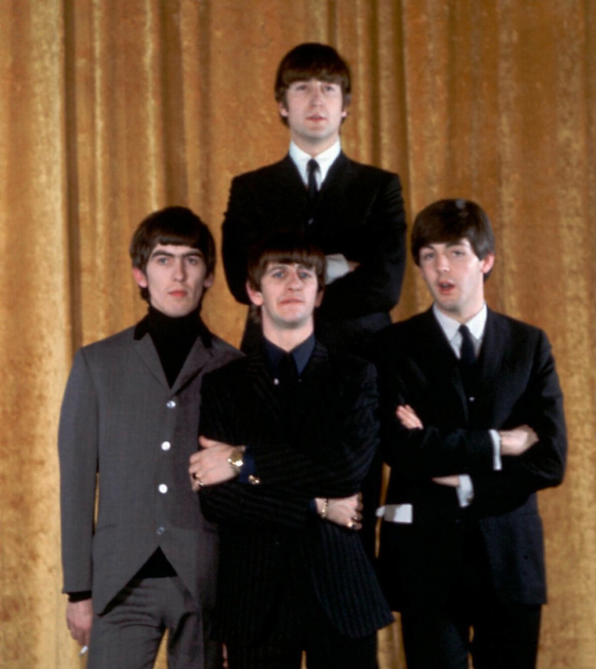 George Harrison, Ringo Starr, Paul McCartney och John Lennon bakom. The Beatles 1964. The Beatles 1964 bestod av George Harrison, Ringo Starr, Paul McCartney och John Lennon bakom.