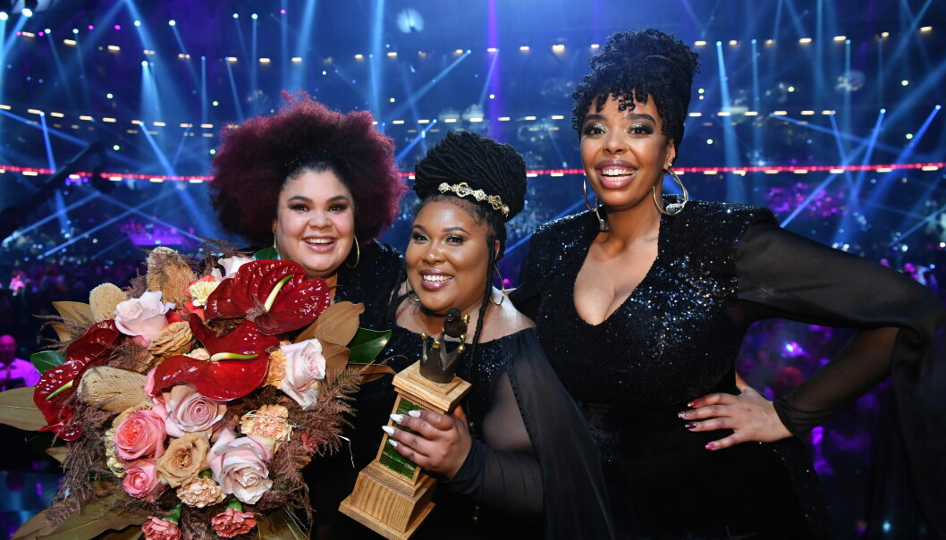 The Mamas tar hem vinsten i <em>Melodifestivalen</em>. The Mamas med pokal och blombukett efter vinsten i Melodifestivalen i Friends arena 2020.
