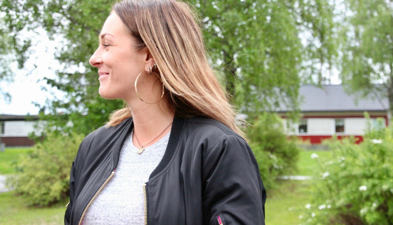 Therese uppskattar det enkla i livet, som en fin himmel eller ett samtal med en vän. "Nu känner jag mig ibland som världens mest tacksamma person" En leende Therese fotad i profil, med gröna träd i bakgrunden.