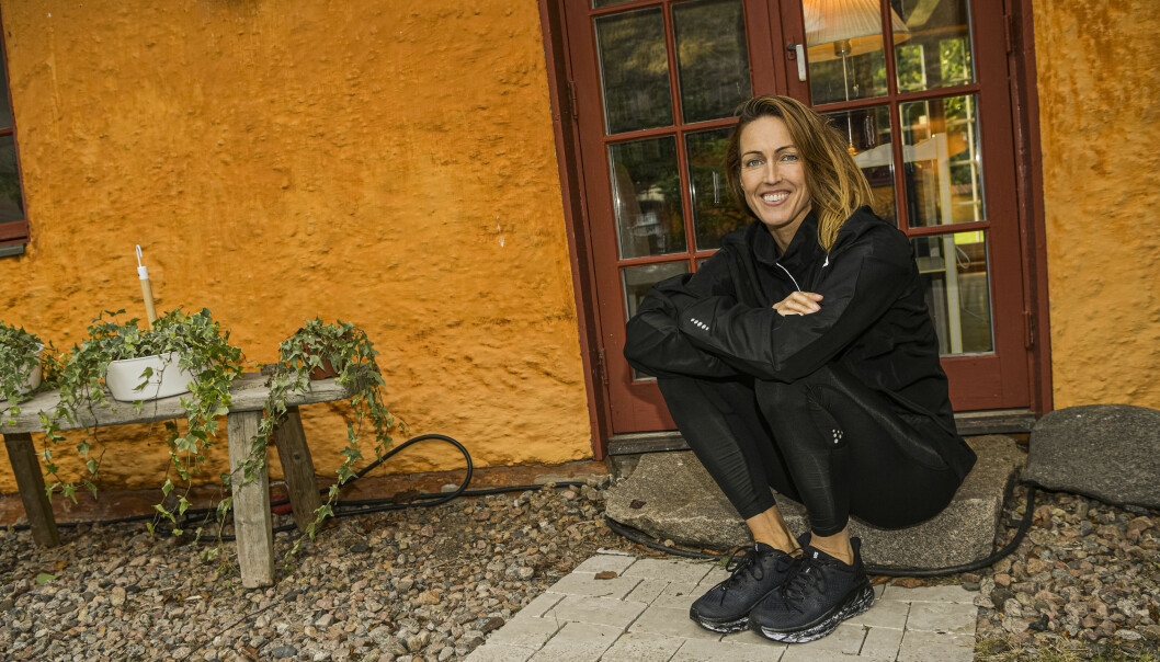 Therese Alshammar simmade på elitnivå tills hon var 39 år. Therese Alshammar, simmerska, utanför ett hus på Bjärehalvön.