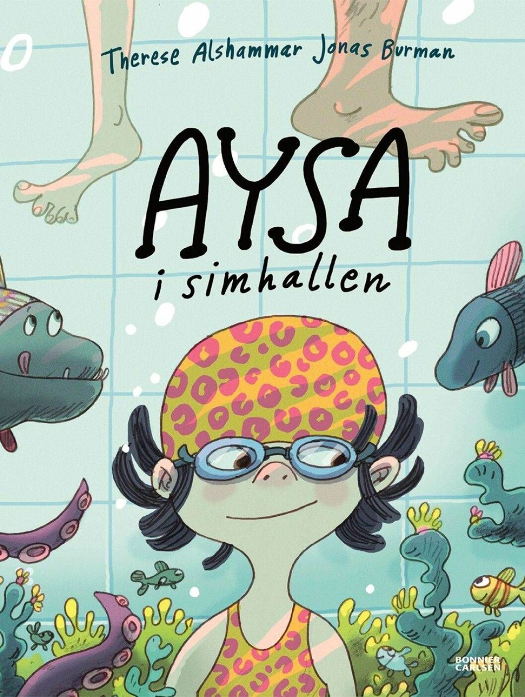 Den lilla flickan i boken <em>Aysa i simhallen</em> är fyra år, lika gammal som Therese var när hon lärde sig simma. Den är illustrerad av Jonas Burman och gavs ut i april i år. Foto: Bonnier Carlsen Bokomslag med en liten flicka med badmössa, boken Aysa i Simhallen är skriven av Therese Alshammar.