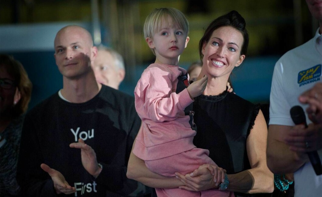 Therese tackades av på Eriksdalsbadet under sim-EM 2016 i sällskap av sambon Johan och äldsta sonen Fred. Foto: Jessica Gow/TT Therese Alshammar med sitt barn Fred på armen och sambon Johan i bakgrunden.