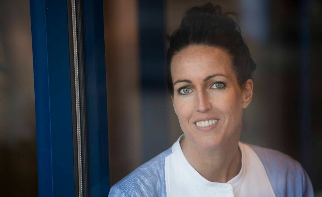 Therese Alshammar simmar två, tre dagar i veckan, men hinner inte med lika många längder som förr. Foto: Fredrik Sandberg/TT Närbild på simmaren Therese Alshammar i blåvit tröja.