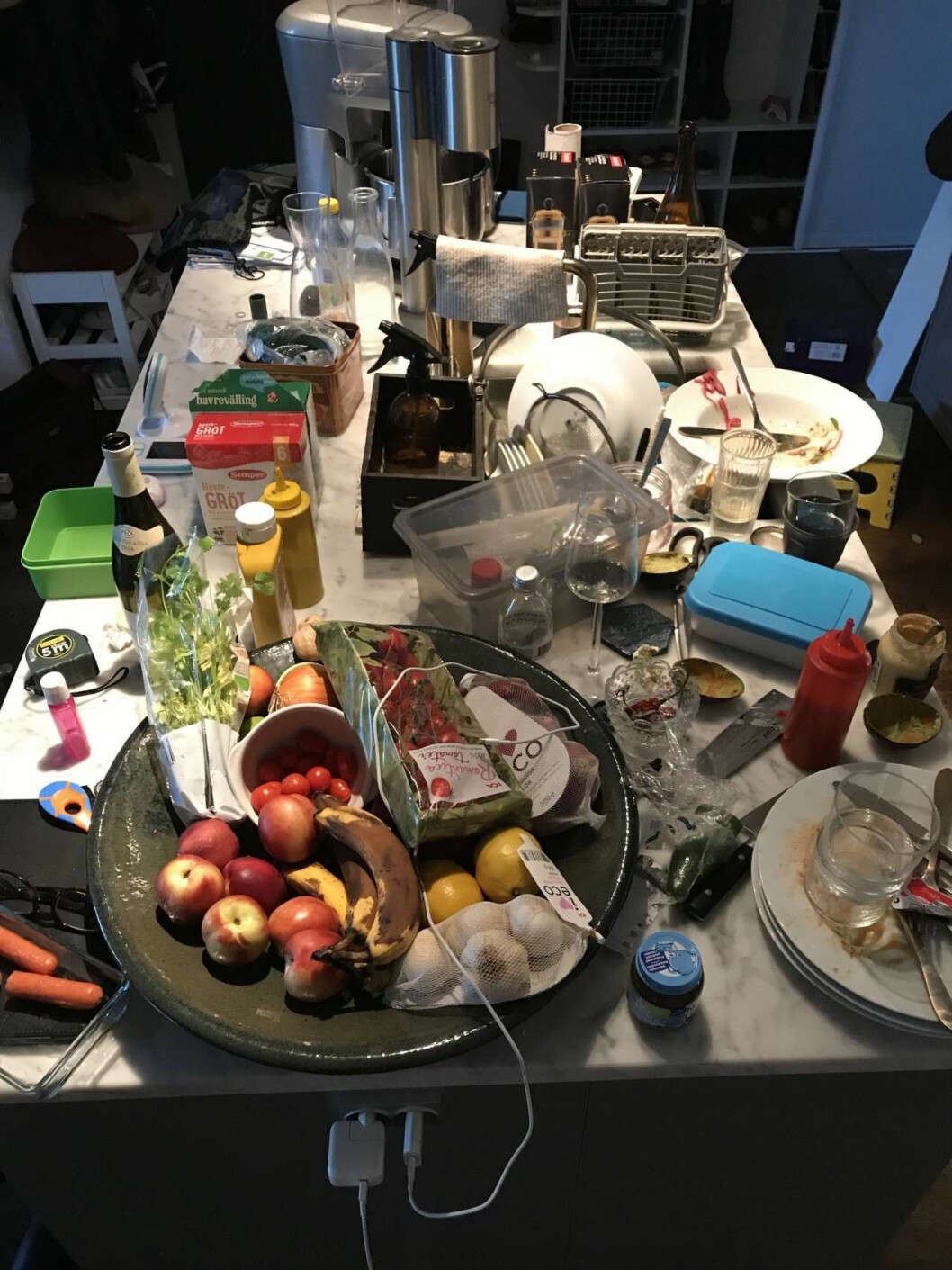 Therese Krupa såg att det fanns ett behov av ett mer ofiltrerat sätt att porträttera moderskapet och startade för sju år sen bloggen Hormoner och hemorrojder. Ett kök belamrat med disk.