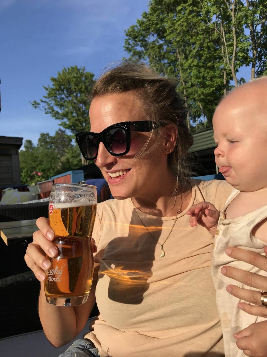 Att sätta guldkant på tillvaron och skratta mycket är Thereses strategi för ett glatt humör. Här med minstingen Kasper. Therese dricker öl med minstingen Kasper på armen.