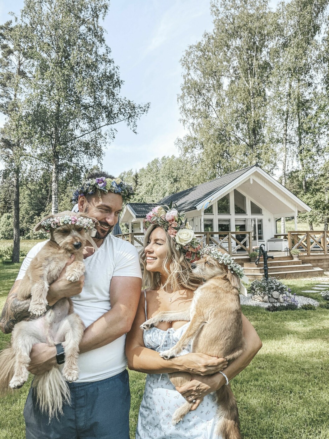 I sommar njuter Therése, Anders och hundarna Rasmus och Ronja av lugnet i sin lilla stuga i Roslagen. Therése Lindgren och Anders Vesterlund står framför sitt sommarhus med sina hundar i famnen, och blomsterkransar i håret. Även hundarna bär blomsterkransar.