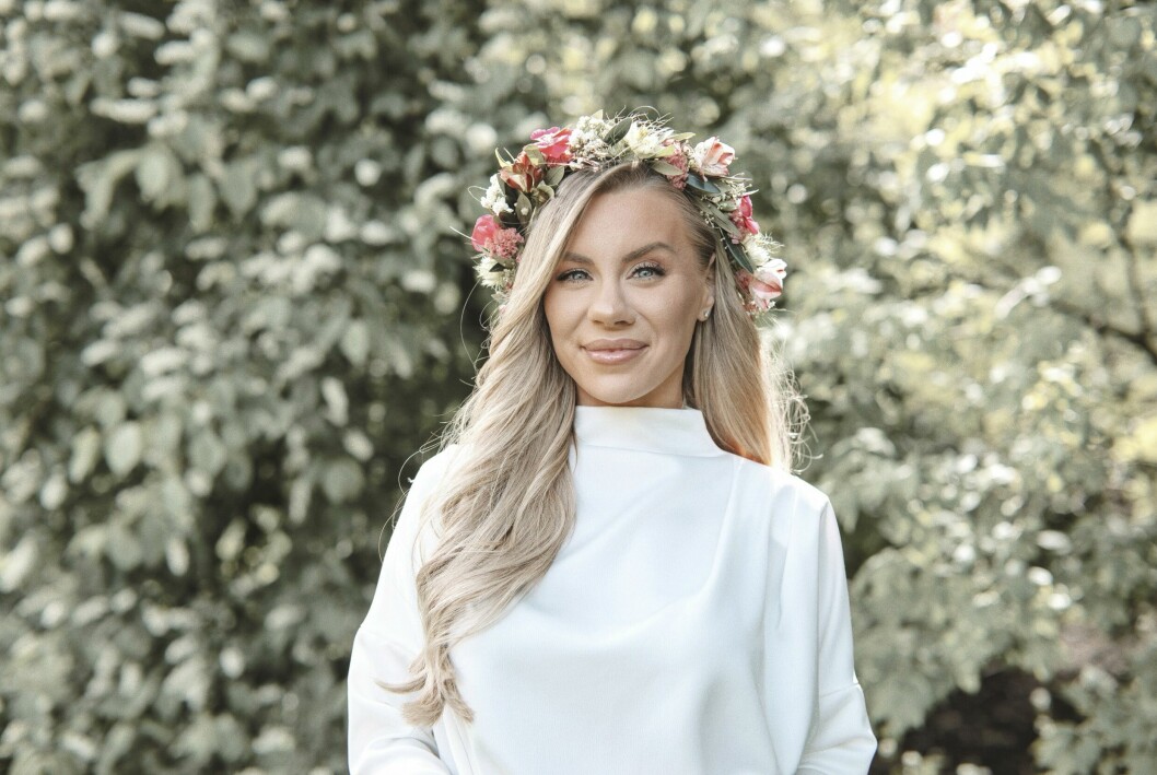 Therése Lindgren är midsommarfin, klädd i vitt och med blomsterkrans i håret.