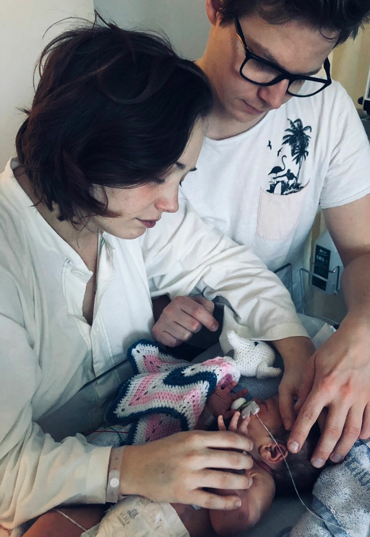 Therese och Simon vakade vid Alices sida under behandlingen. Foto: Privat Therese Ström och Simon Ström tillsammans med dottern Alice som föddes med cancer.