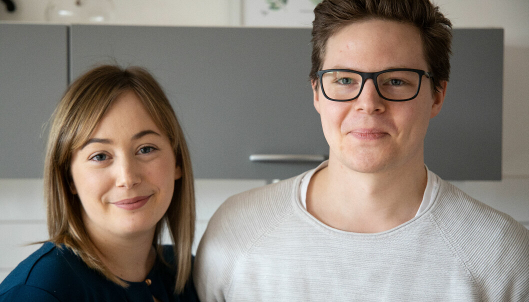 Therese och Simon bearbetar fortfarande allt de upplevt under det gångna året. Foto: Minna Wallén-Widung Therese Ström och Simon Ström i sitt kök i lägenheten i Varberg.
