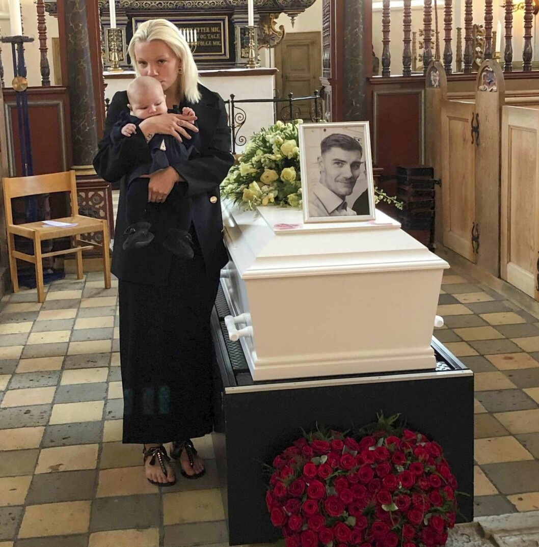 Aya och Liv tar ett sista farväl vid Thomas kista. Foto: Privat Aya och Liv tar ett sista farväl vid Thomas kista under begravningen