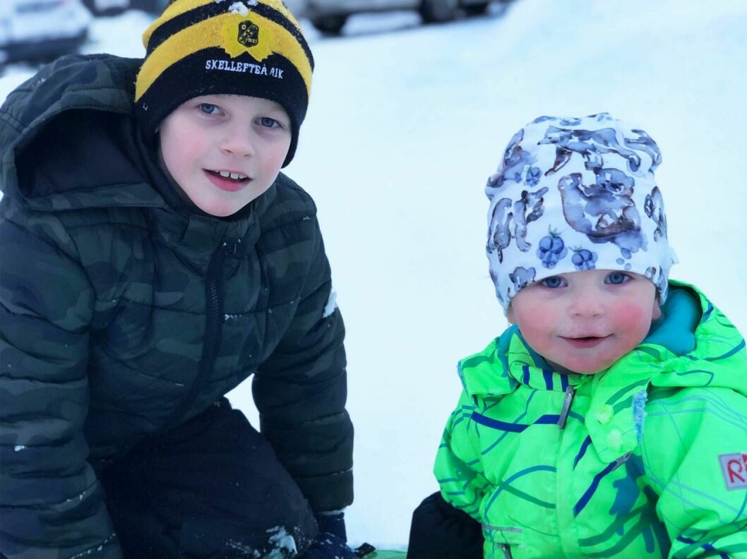Sonen Kevin, 8, känner till sin mammas diagnos. Milion, 2, är fortfarande lite för liten för att kunna förstå hur det står till. Foto: Privat Till vänster sitter sonen Kevin, till höger sitter sonen Milon.